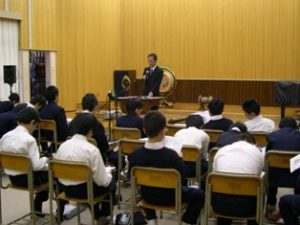 講師の話を聞く学生さん