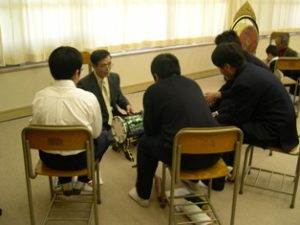 鞨鼓の解説をしています