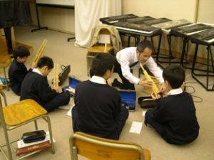 笙の使い方を学んでいます