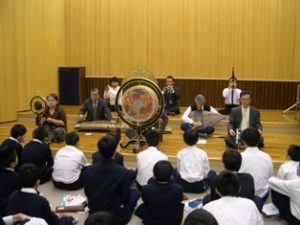 最後は生徒さんに向けて合奏させて頂きました